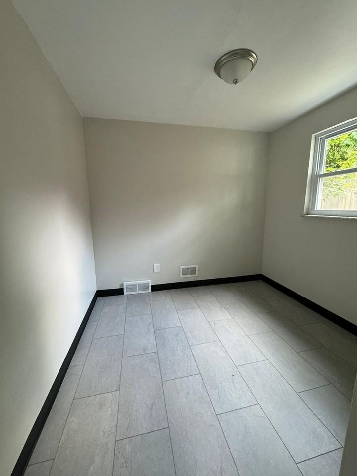 570 Long Rd - Photo 3 of 8