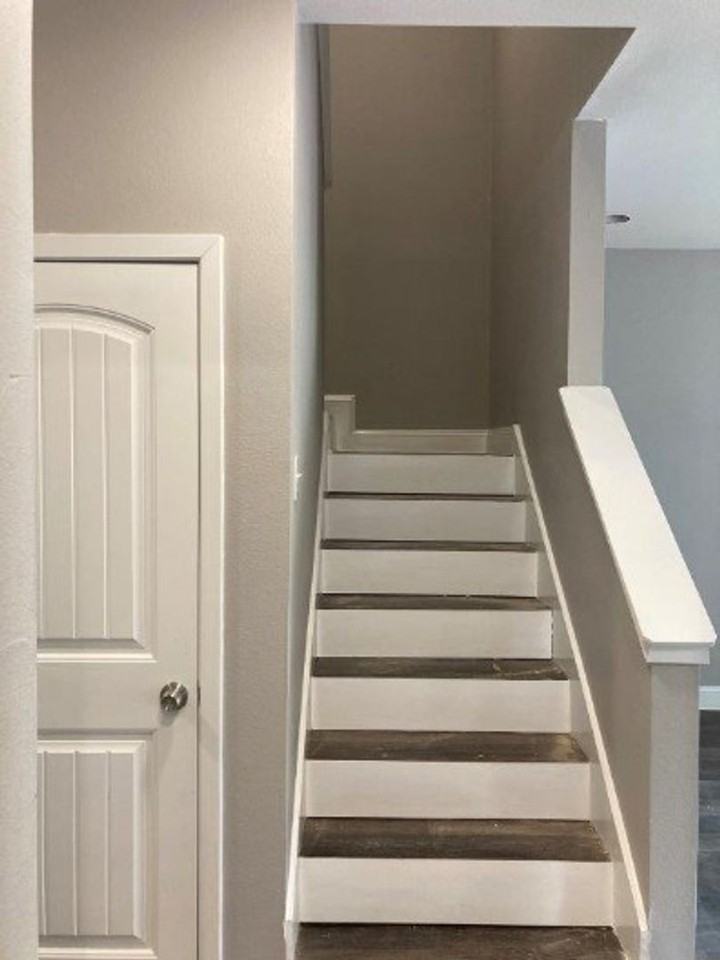 110 E Oak St - Photo 2 of 10
