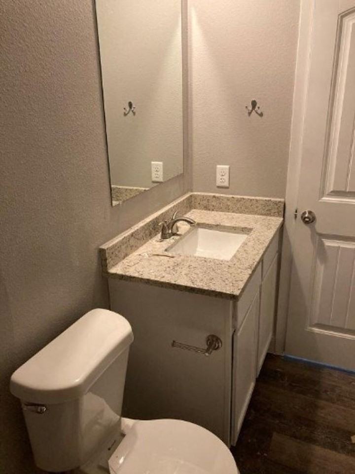 110 E Oak St - Photo 3 of 10
