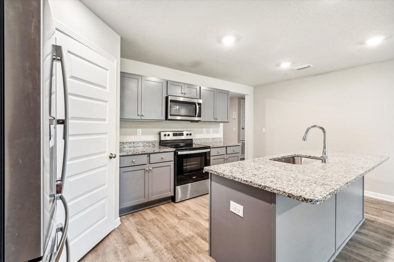 10864 Burlington Way N - Photo 3 of 20