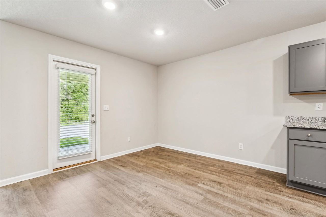 10864 Burlington Way N - Photo 5 of 20