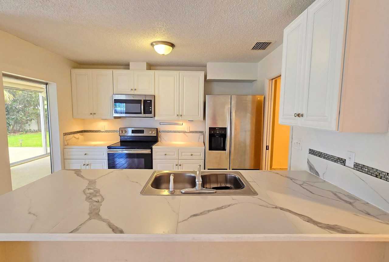 6545 Waterford Cir - Photo 4 of 30
