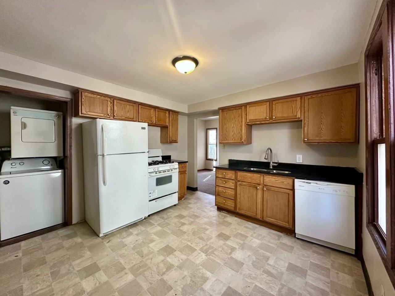 598 Rose Ave E - Photo 2 of 7