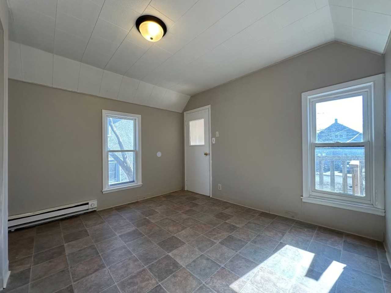 598 Rose Ave E - Photo 6 of 7