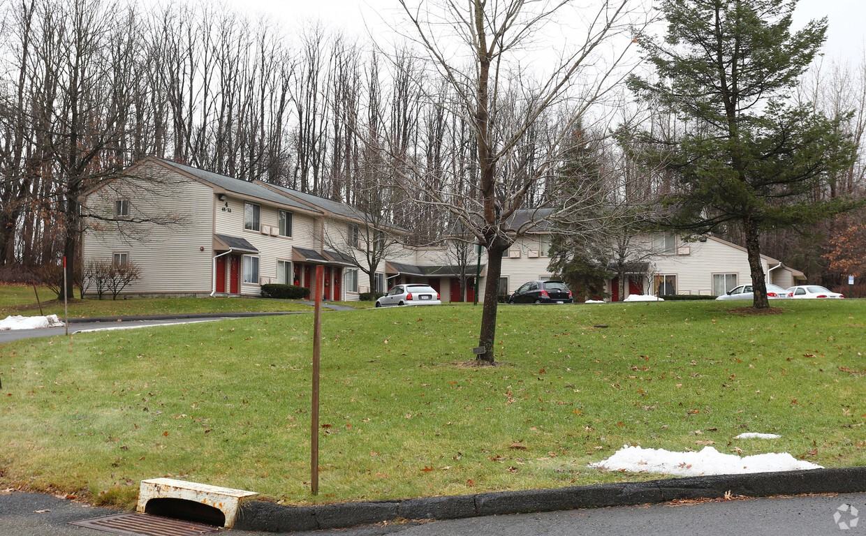 Wells Manor - Photo 4 of 6