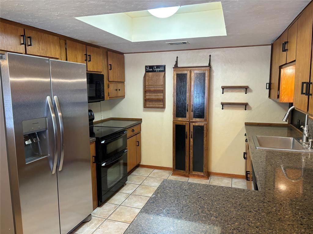 205 Shady Oak Dr - Photo 2 of 8