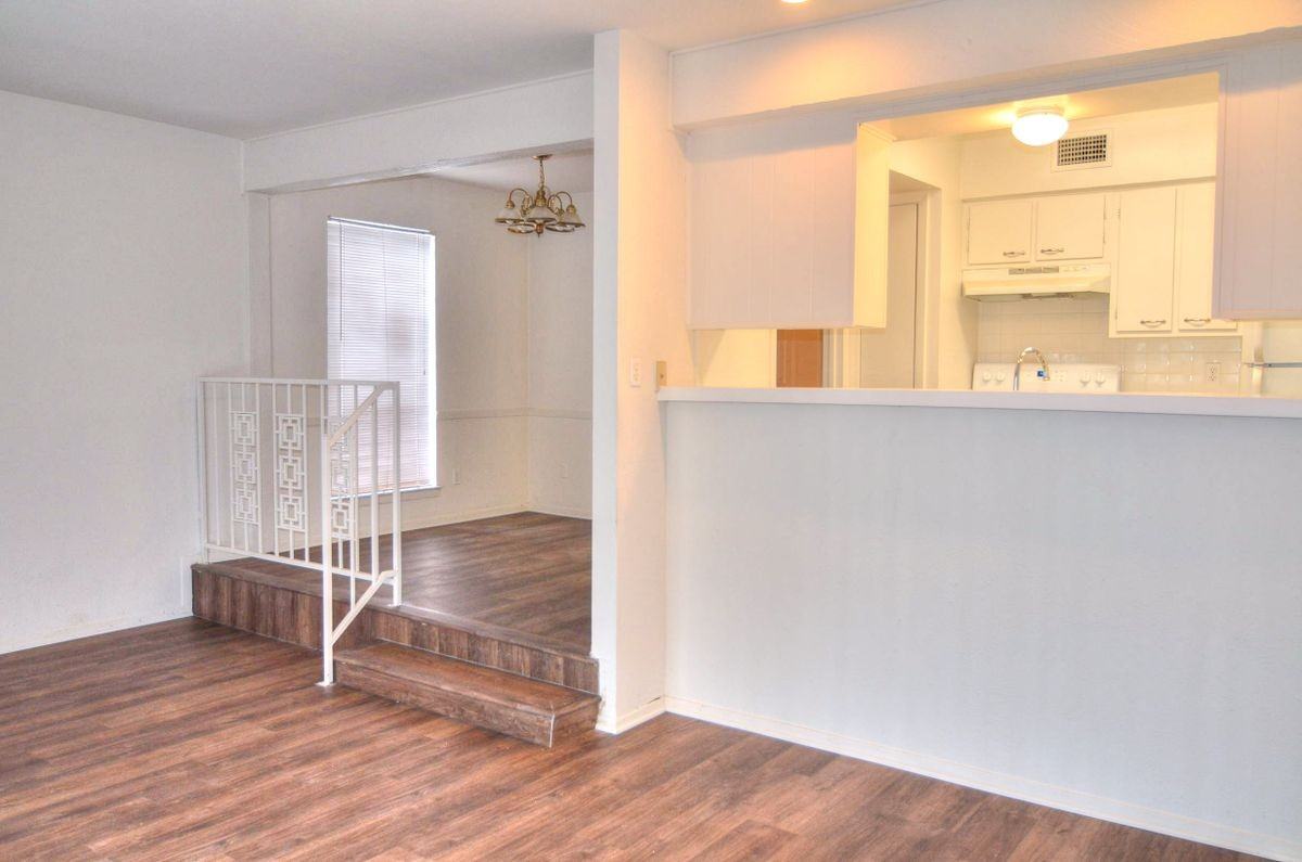 6640 Eastridge Dr - Photo 3 of 10