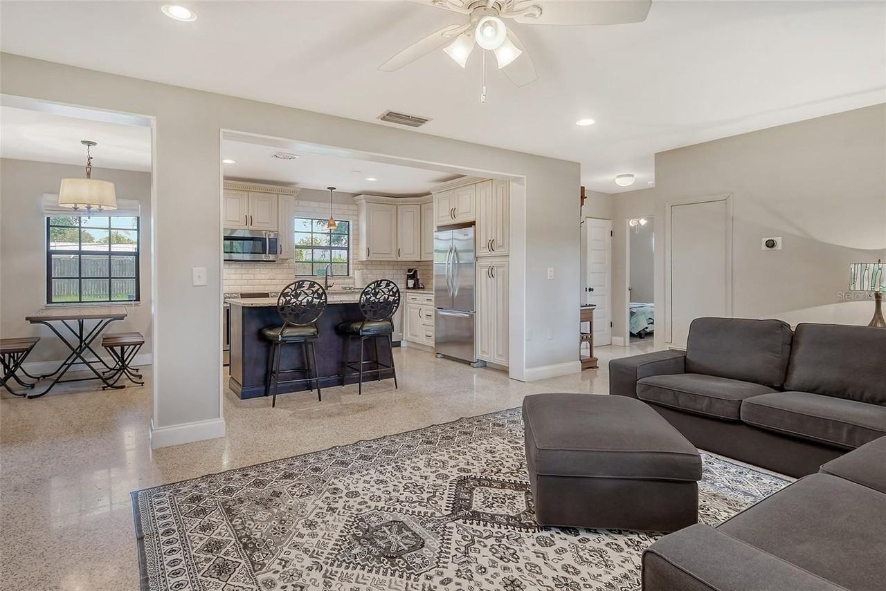 2309 Lynn St - Photo 4 of 50