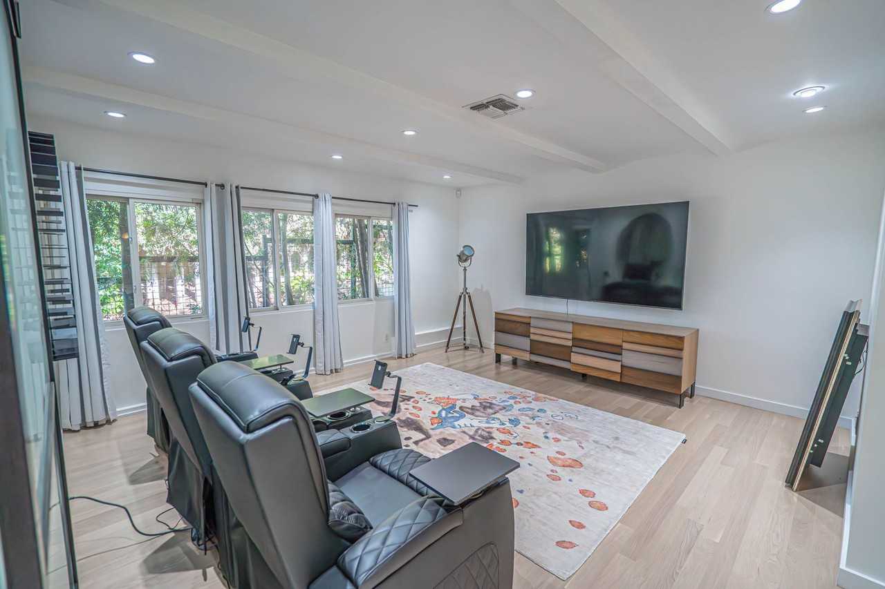 8641 Metz Pl - Photo 6 of 39