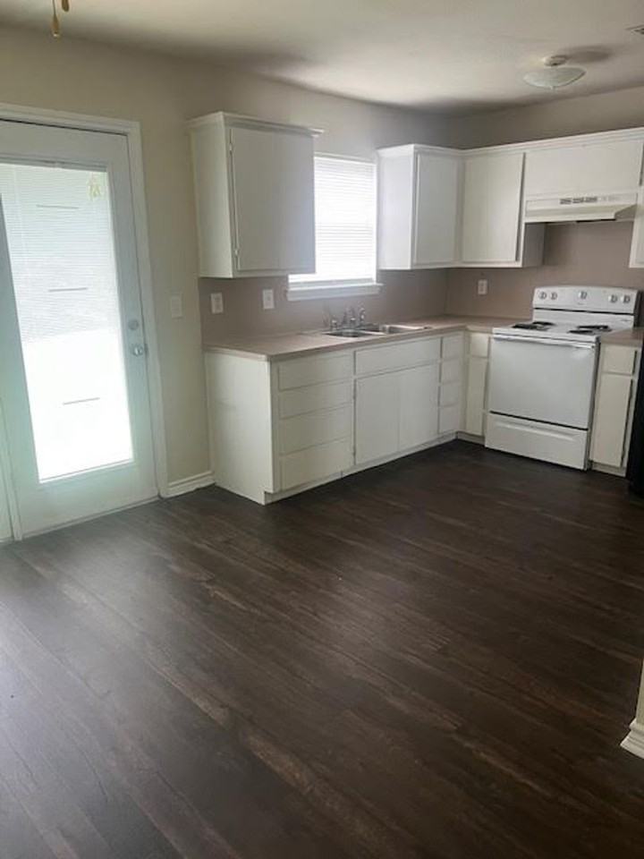 102 Howard St - Photo 2 of 13