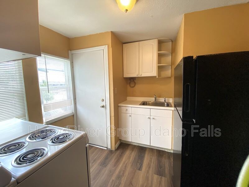 1350 1/2 Lake Ave - Photo 2 of 12