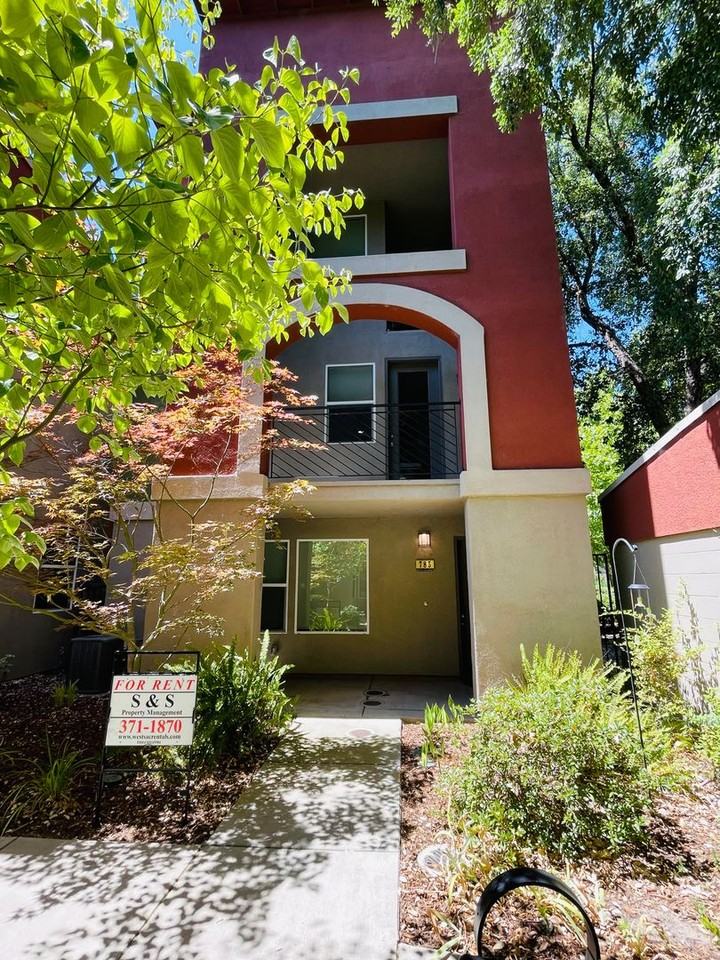 785 Carbon Ct - Photo 2 of 15