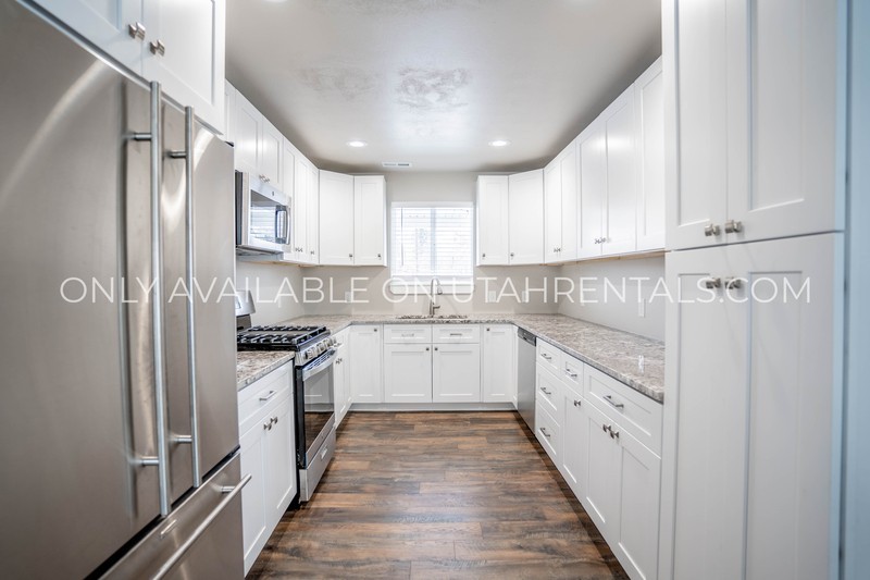 2670 S St #DOWN - Photo 4 of 43