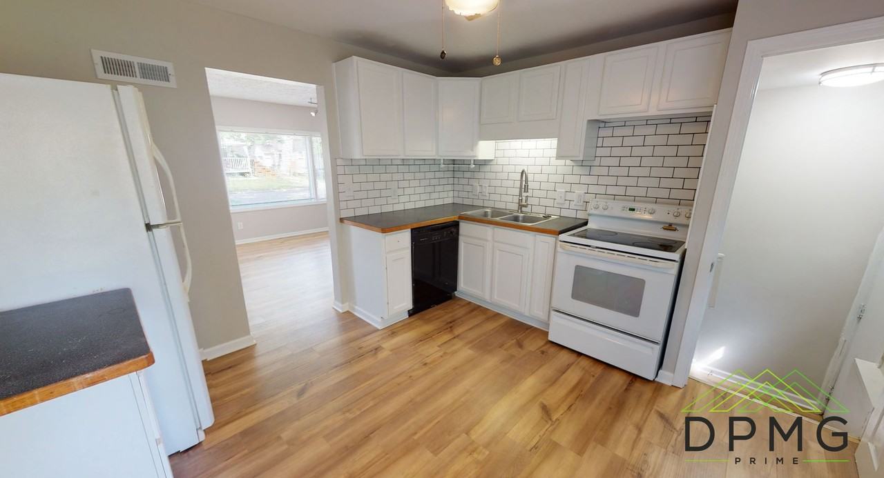 211 S Clemens Ave - Photo 3 of 27