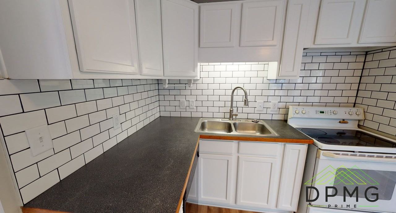 211 S Clemens Ave - Photo 2 of 27