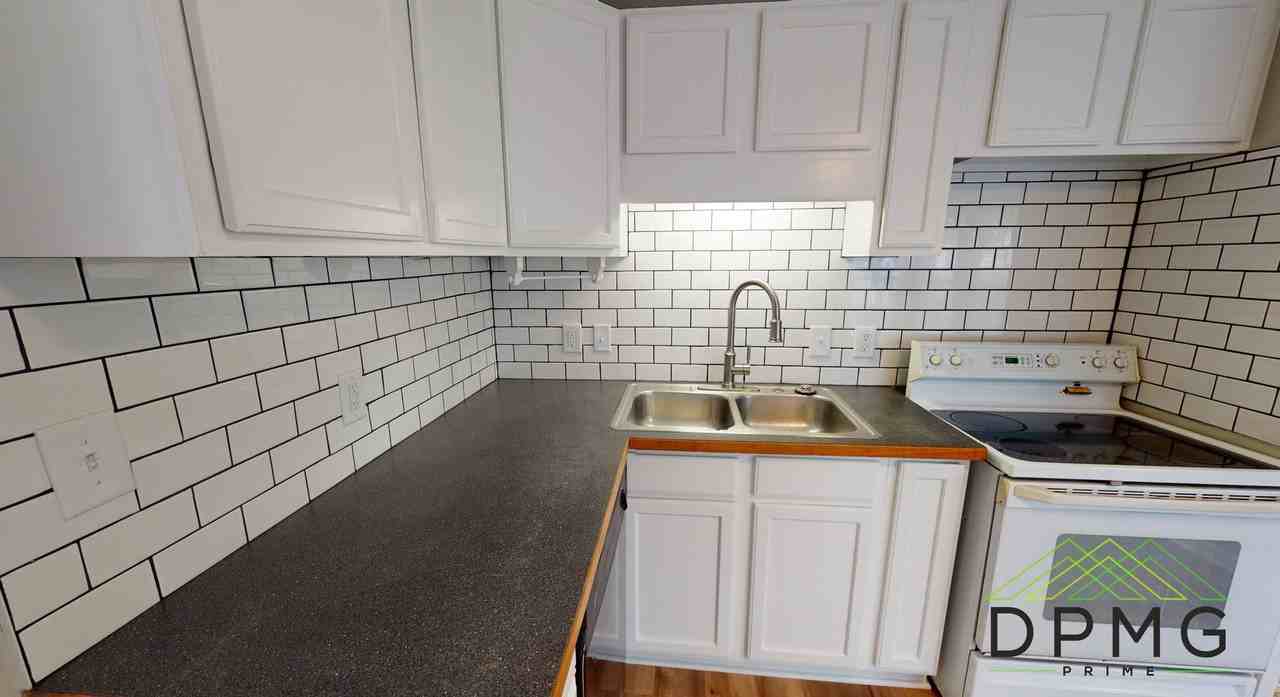 211 S Clemens Ave - Photo 4 of 27