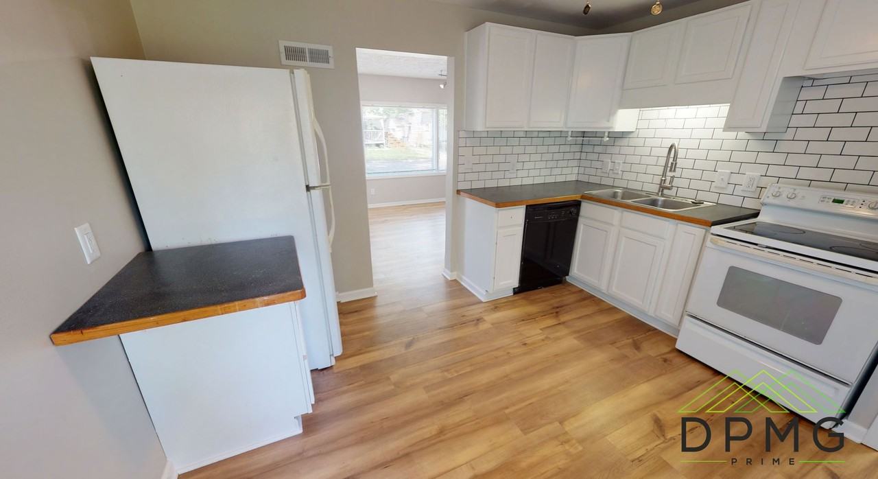211 S Clemens Ave - Photo 5 of 27