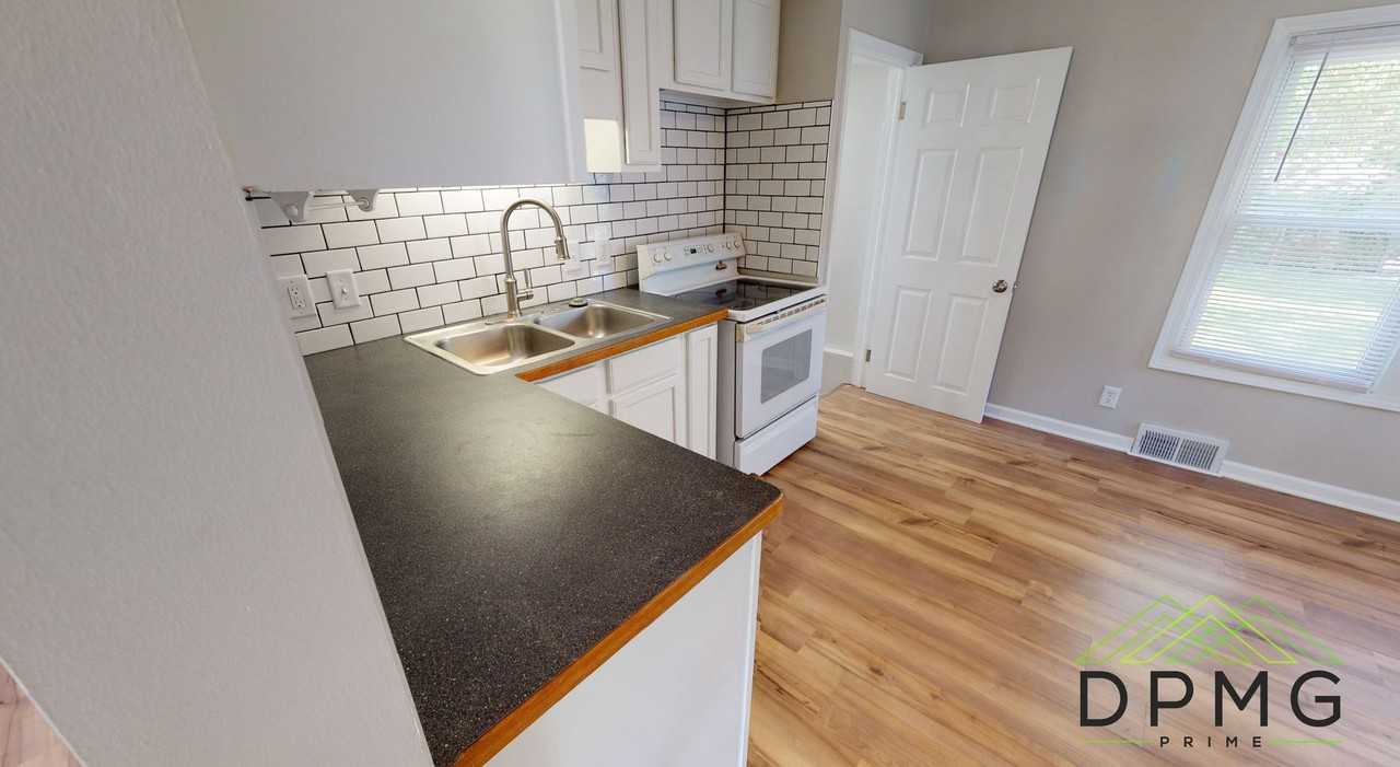 211 S Clemens Ave - Photo 6 of 27