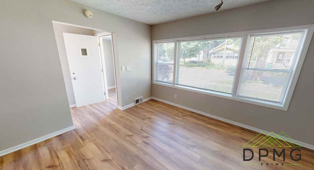 211 S Clemens Ave - Photo 7 of 27