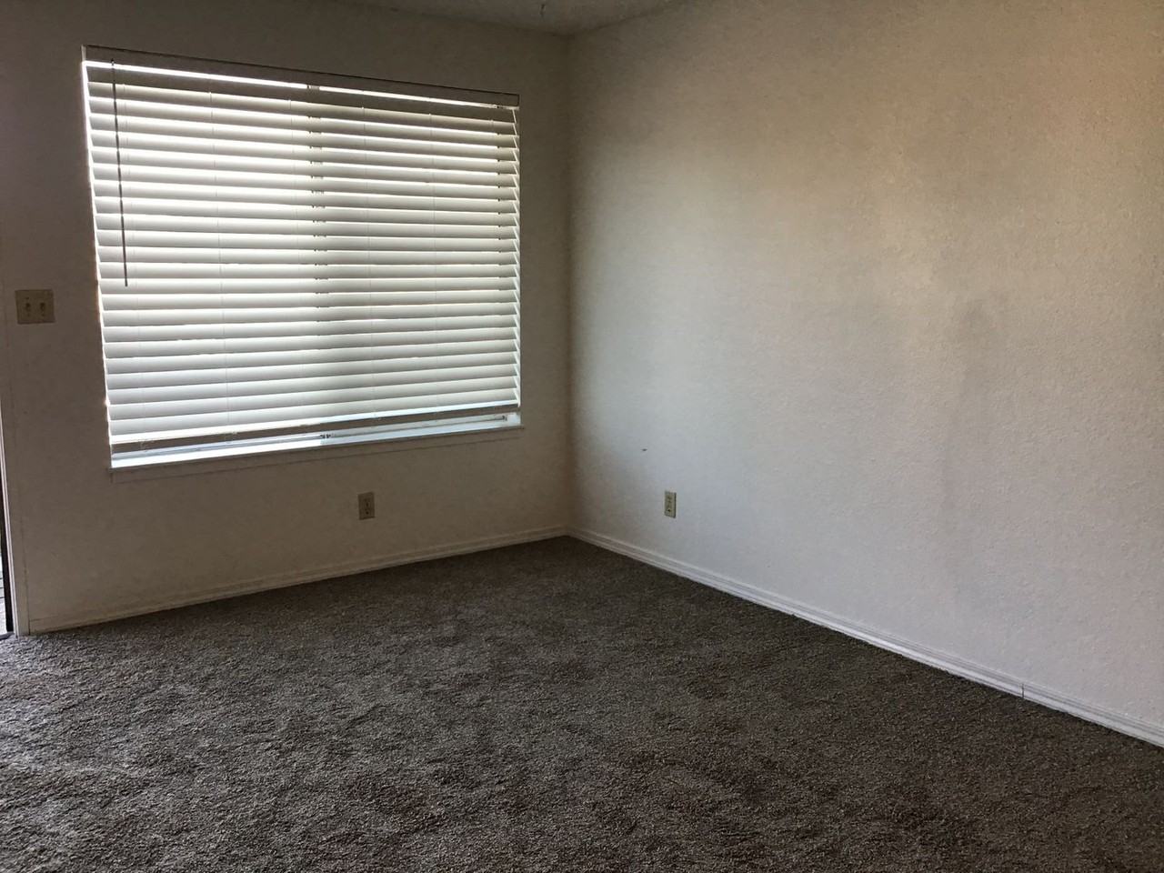 1436 E 9th St #6 - Photo 3 of 10