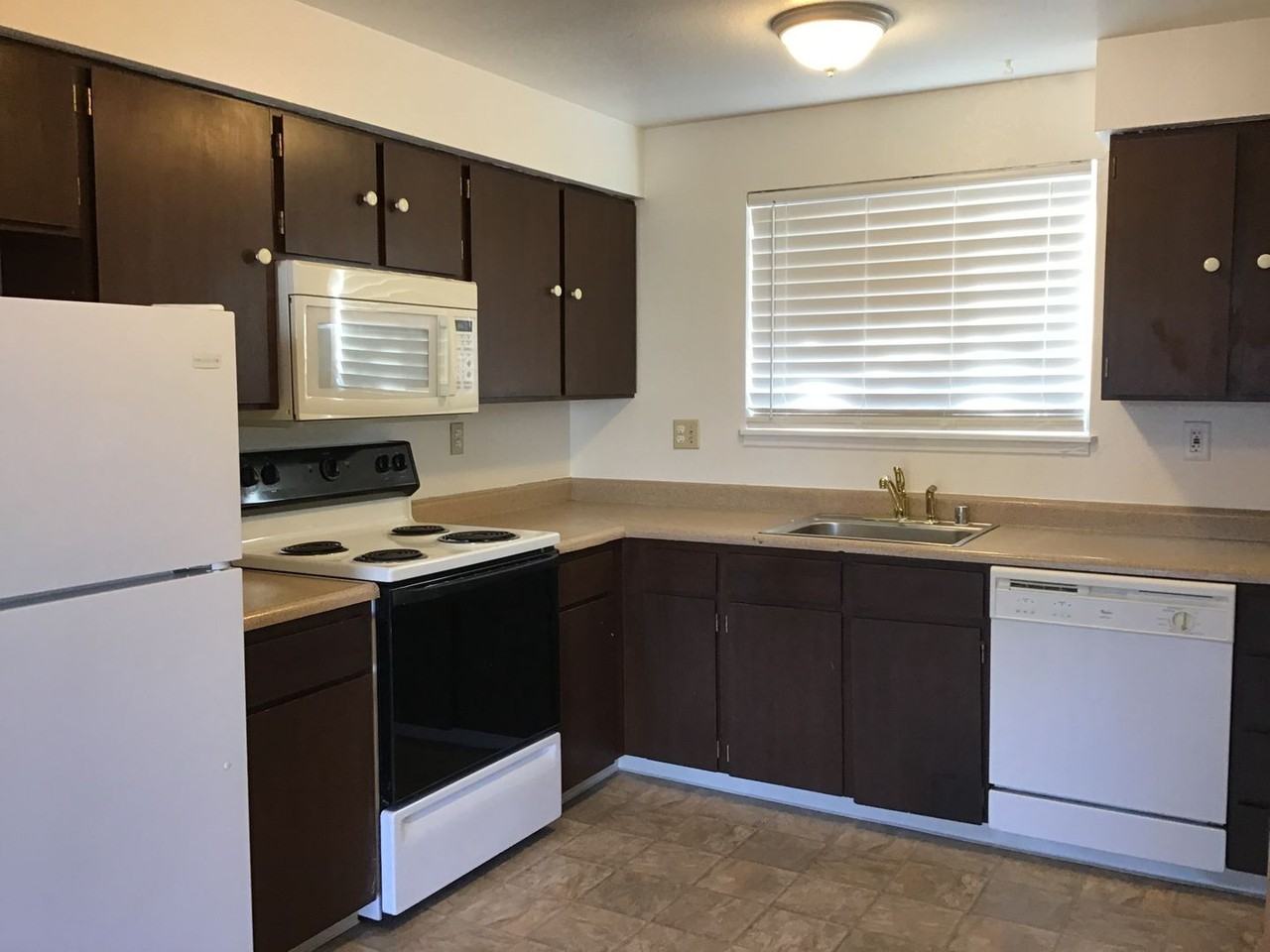 1436 E 9th St #6 - Photo 4 of 10