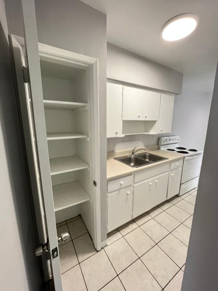 631 NE 8th Avenue - Photo 2 of 18