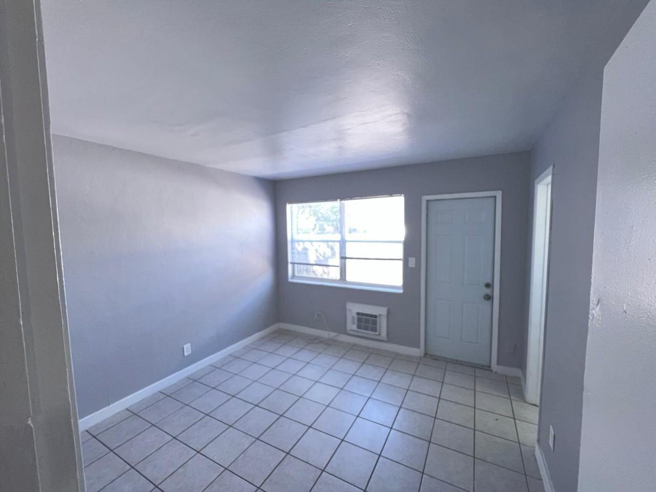 631 NE 8th Avenue - Photo 4 of 18