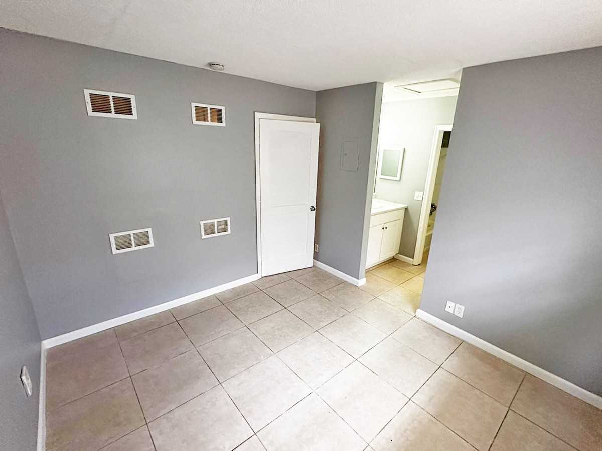 4030 NW 30th Terrace - Photo 7 of 18