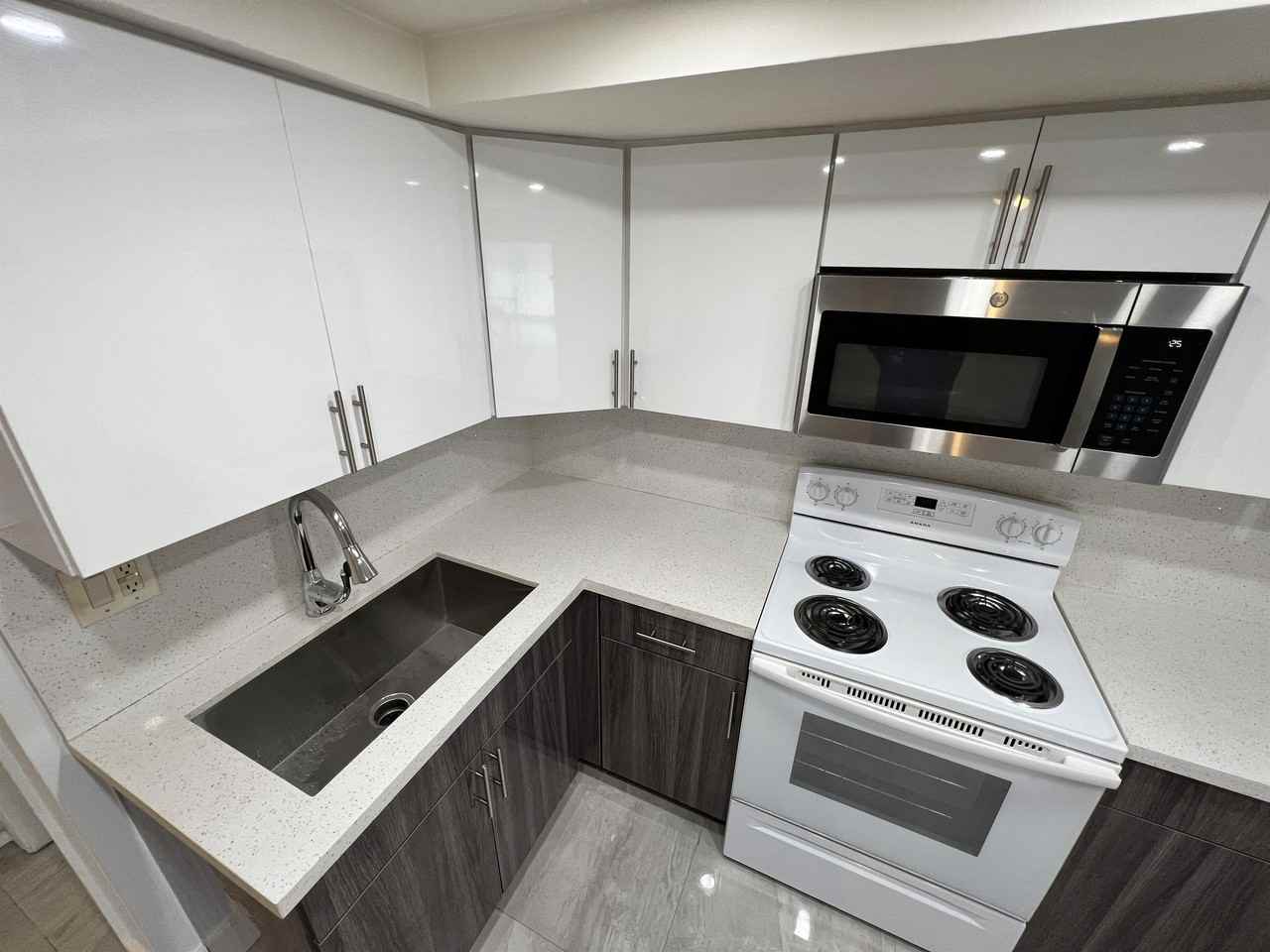 1534 Southeast 15th Street- - Photo 2 of 45