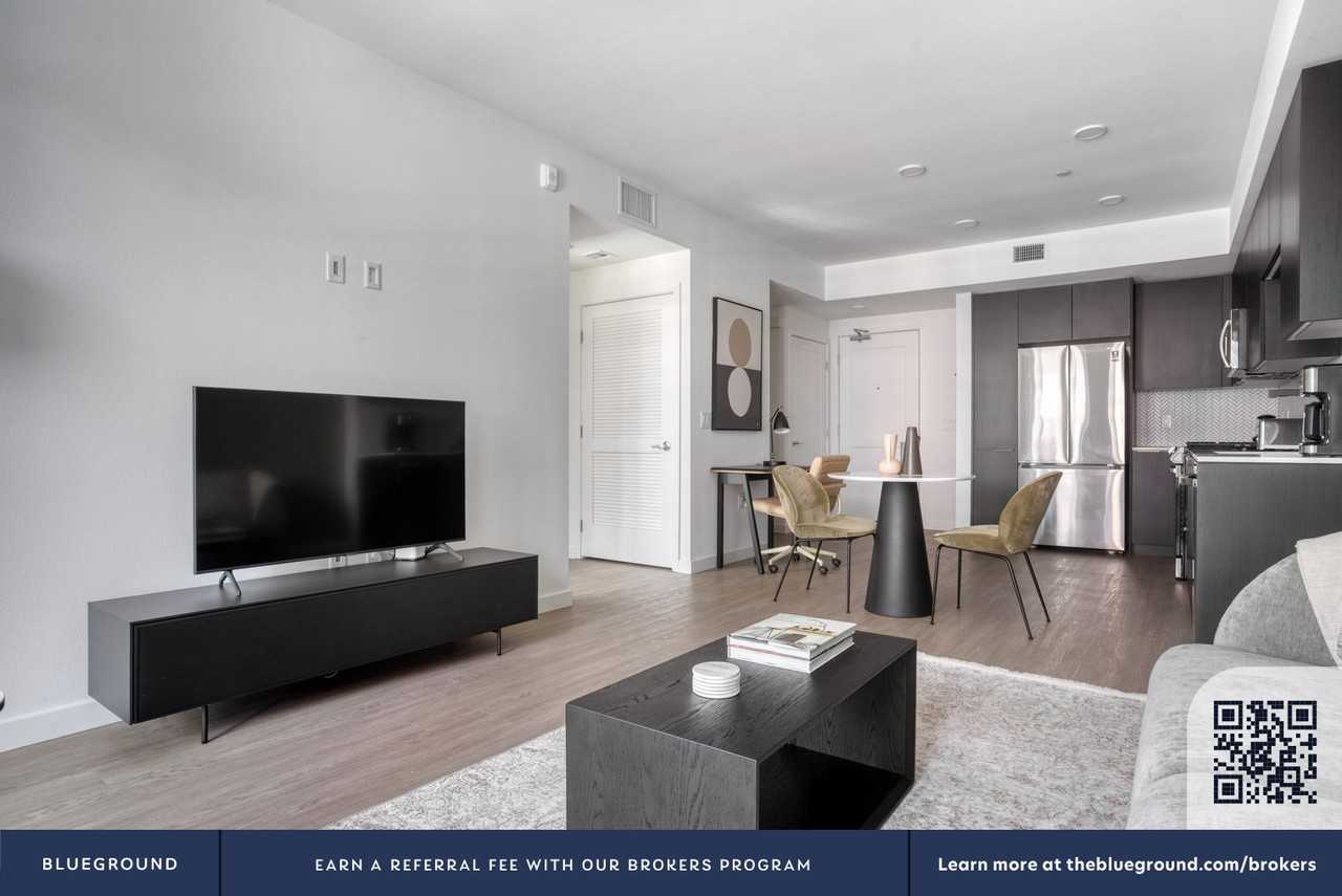 4310 Hubbard Street - Photo 5 of 109