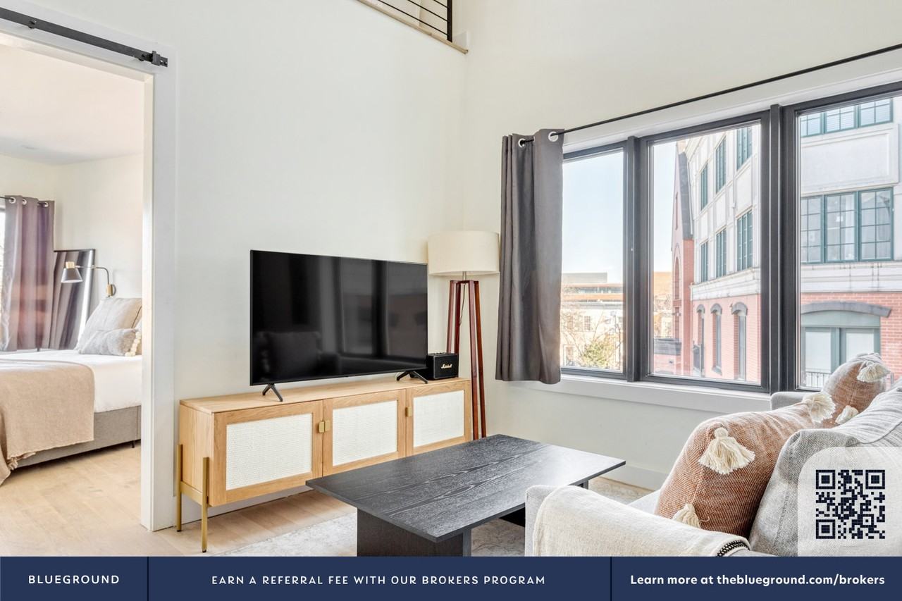 1012 Pennsylvania Avenue Southeast - Photo 4 of 29