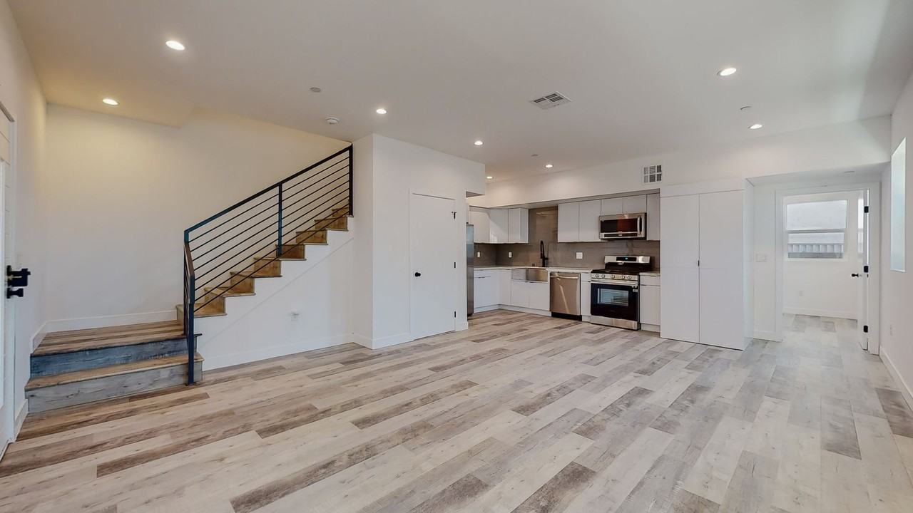 234 N Burlington Ave - Photo 2 of 36