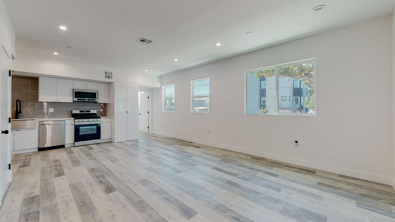 234 N Burlington Ave - Photo 4 of 36