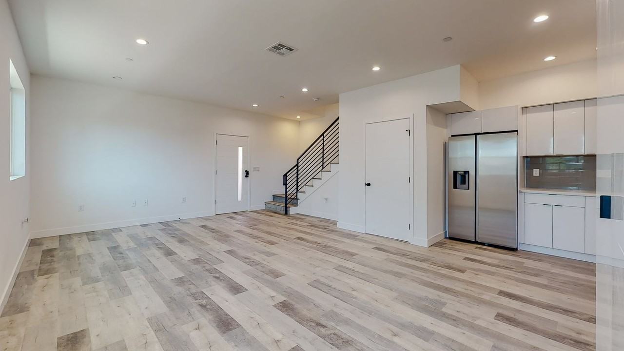 234 N Burlington Ave - Photo 5 of 36