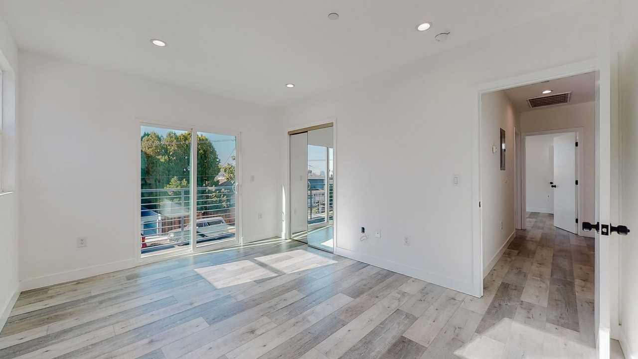 234 N Burlington Ave - Photo 6 of 36