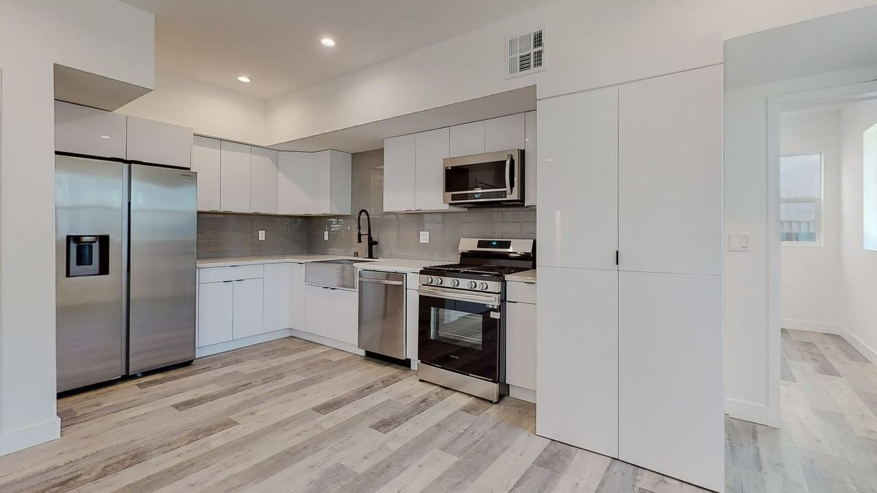 234 N Burlington Ave - Photo 7 of 36