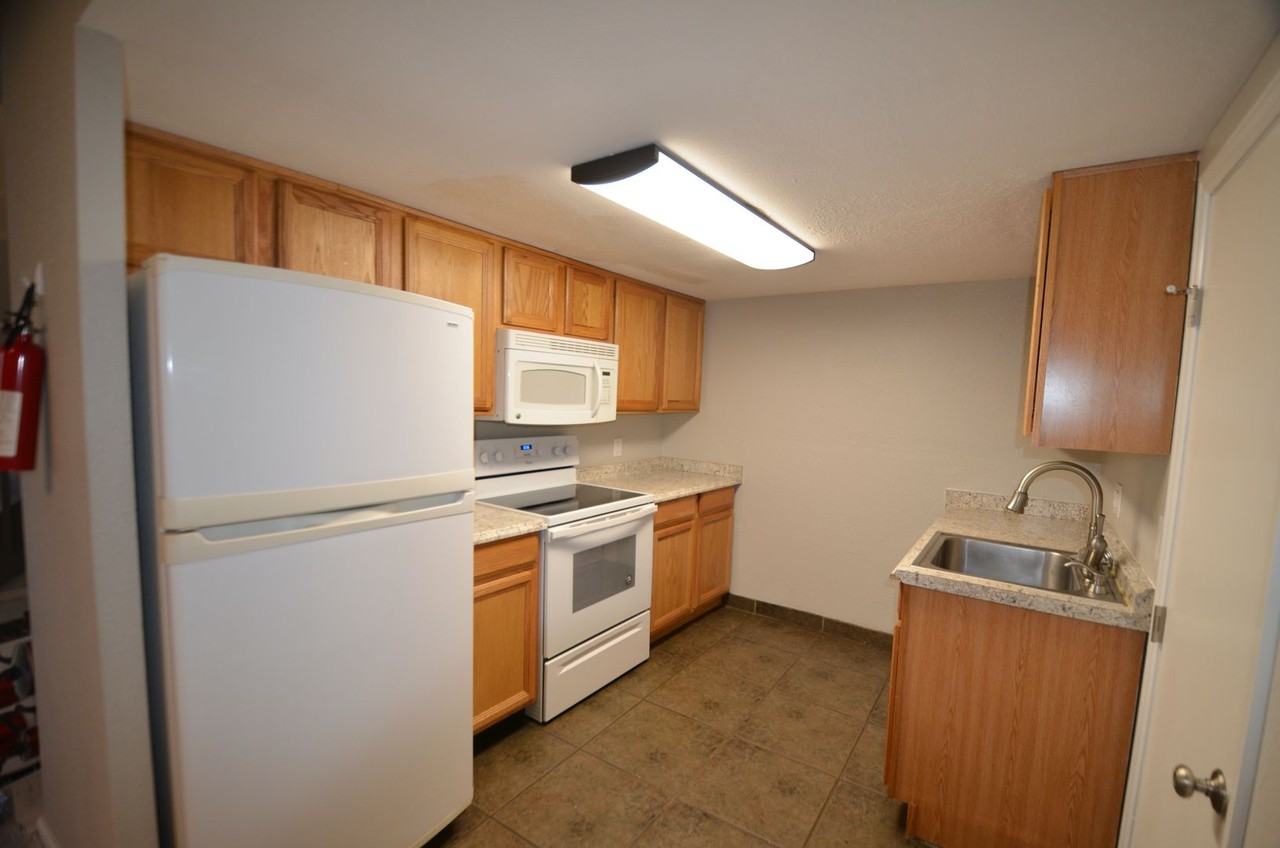 901 Fairview Blvd - Photo 3 of 18