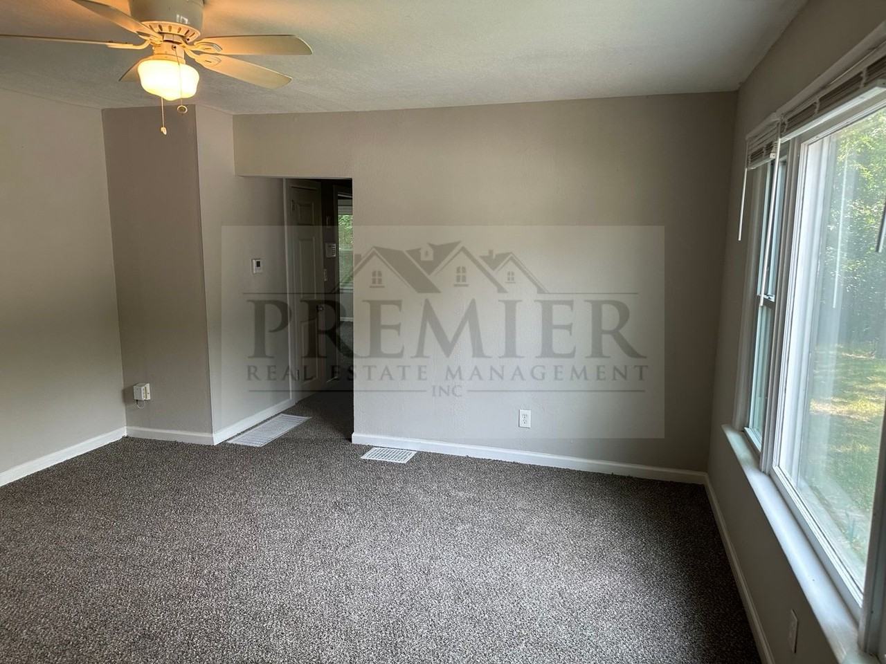 3305 S Sterling Ave - Photo 3 of 20