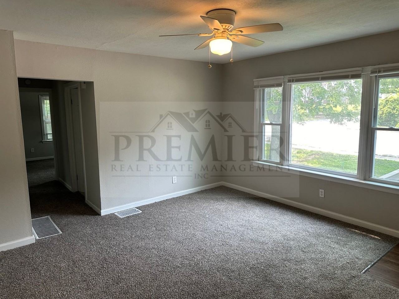 3305 S Sterling Ave - Photo 4 of 20