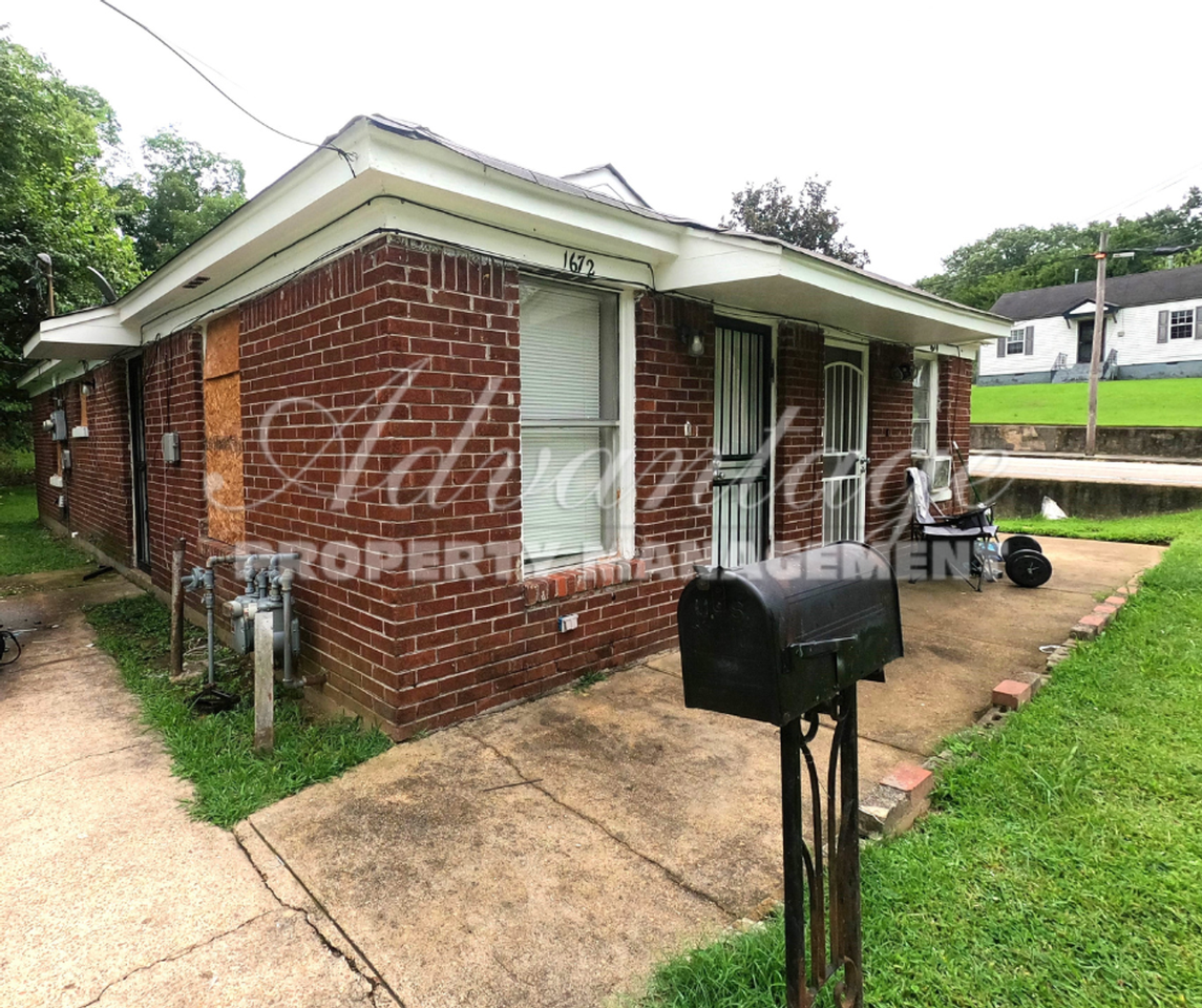 1672 Clancy St - Photo 3 of 9