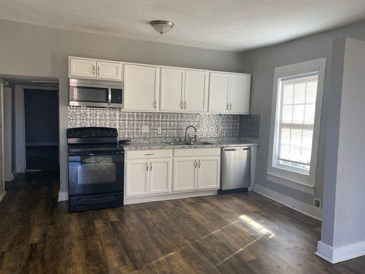 615 S Throckmorton St - Photo 2 of 5