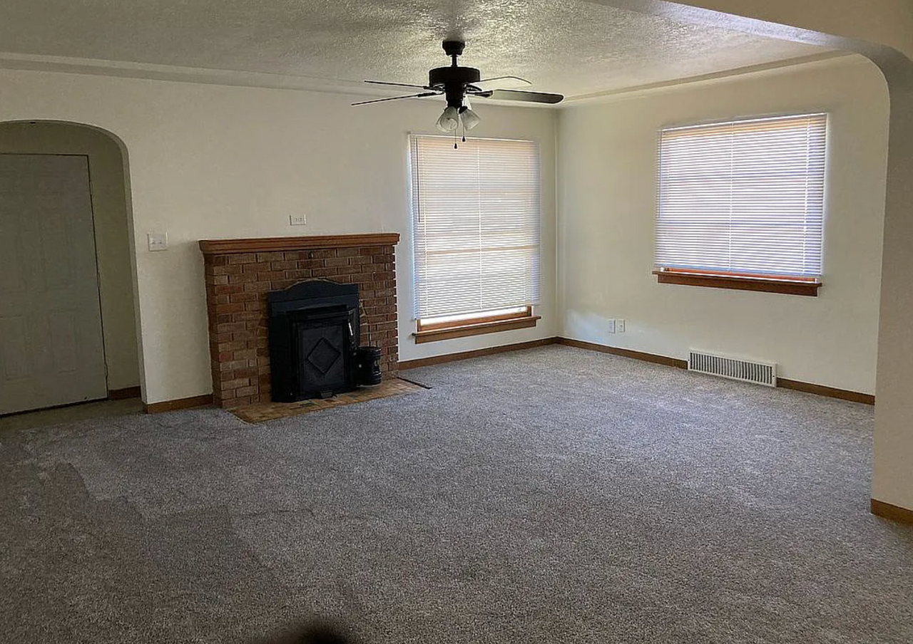 4028 N Maple St - Photo 3 of 19
