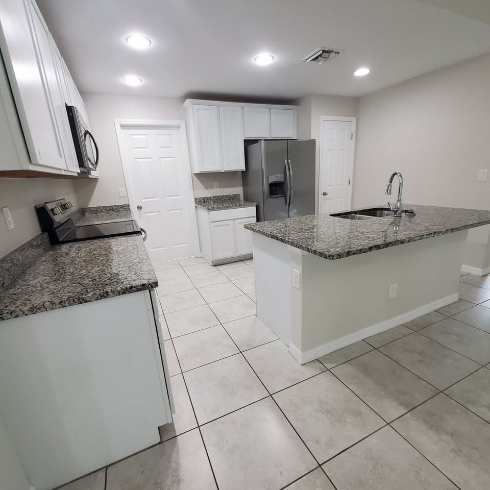2710 Nw 5th Ter - Photo 3 of 23