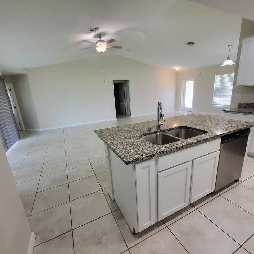 2710 Nw 5th Ter - Photo 4 of 23