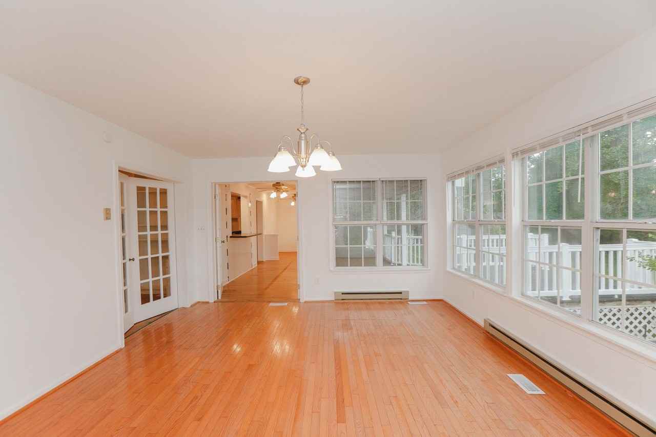 6049 Lake Terrace Cir - Photo 3 of 48