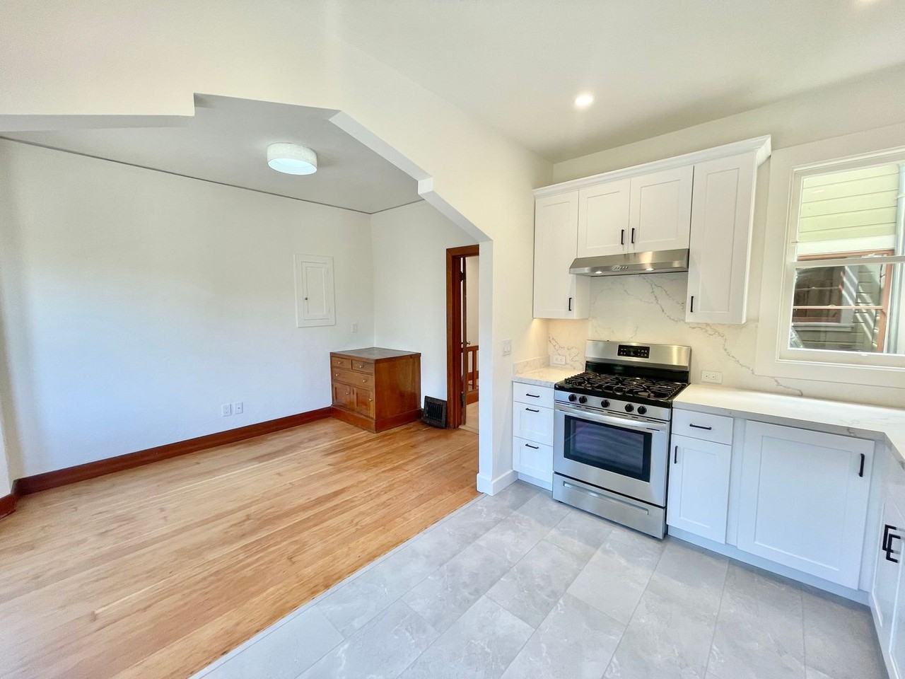 305 Chestnut St - Photo 4 of 33