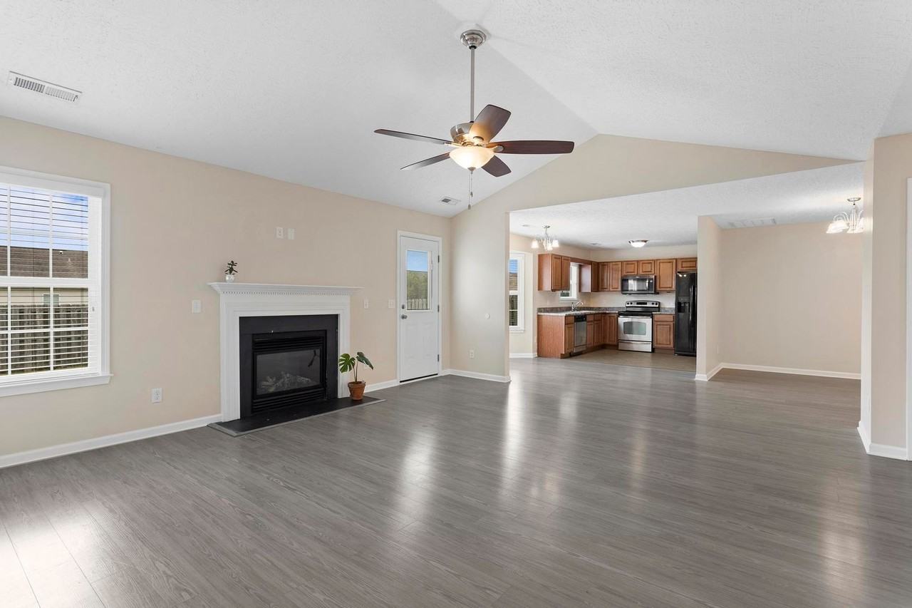 401 Tree Ct - Photo 4 of 23