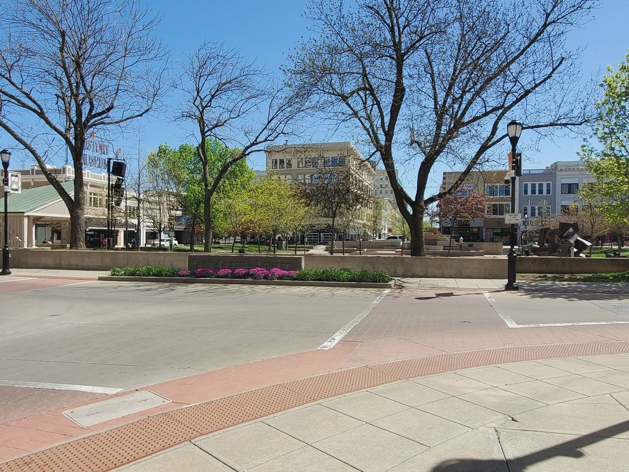 218 1/2 Park Central N - Photo 2 of 15