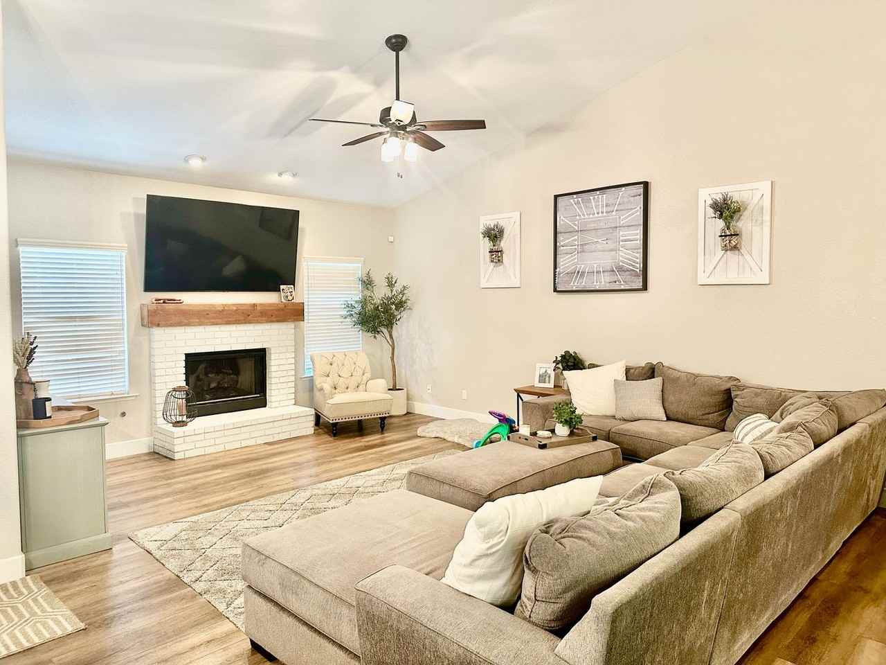 2629 E Goshen Ave - Photo 4 of 36