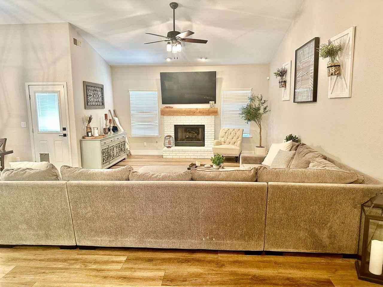 2629 E Goshen Ave - Photo 5 of 36